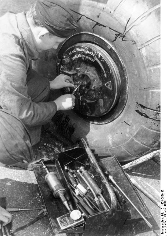 Name:  Bundesarchiv_Bild_101I-408-0829-17,_Monteure_am_Fahrwerk_einer_Ju_88.jpg
Views: 243
Size:  75.6 KB